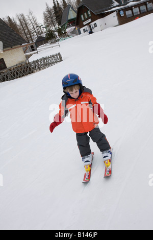 Little Boy Impara a sciare Foto Stock