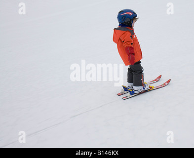 Little Boy Impara a sciare Foto Stock