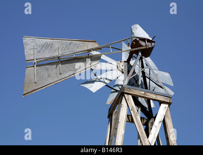 Il mulino a vento a Pioneertown, abbandonato western film impostato nella Coachella Valley, California USA. Foto Stock