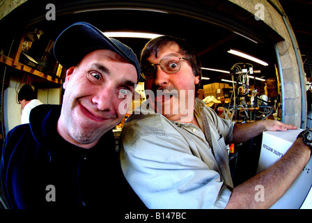 Due uomini tirando silly mad volti Foto Stock