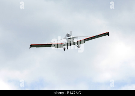 Irrorazione delle colture velivolo vola overhead su un reconn di un campo Foto Stock