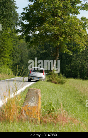 Fiat Punto parcheggiata in una strada di campagna. L'Italia. Foto Stock