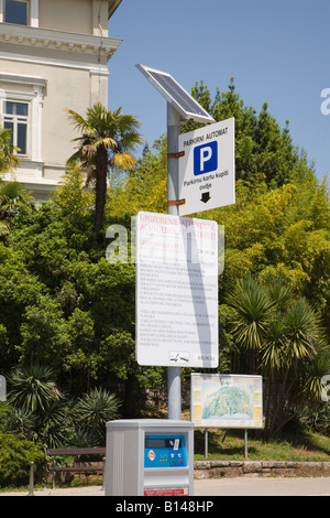 Croazia Europa alimentati a energia solare strada parcheggio ticket metro con piccolo pannello solare a firmare Foto Stock