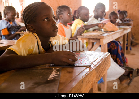 I bambini frequentano classe al Kabiline ho la scuola elementare nel villaggio di Kabiline Senegal mercoledì 13 giugno 2007 Foto Stock