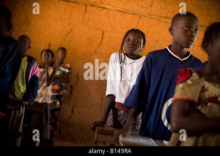 I bambini frequentano classe al Kabiline ho la scuola elementare nel villaggio di Kabiline Senegal mercoledì 13 giugno 2007 Foto Stock