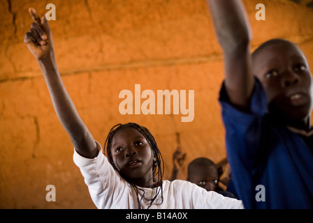 I bambini frequentano classe al Kabiline ho la scuola elementare nel villaggio di Kabiline Senegal mercoledì 13 giugno 2007 Foto Stock