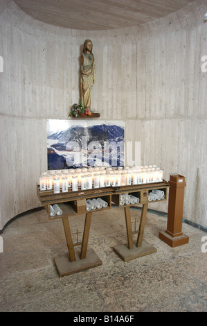 Altare memoriale per le vittime del Vajont dike - La Chiesa di Longarone - Veneto Italia Foto Stock