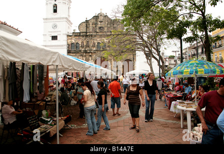 Panama indian artigianato e arte in vendita su un mercato di strada nella città di Panama Foto Stock