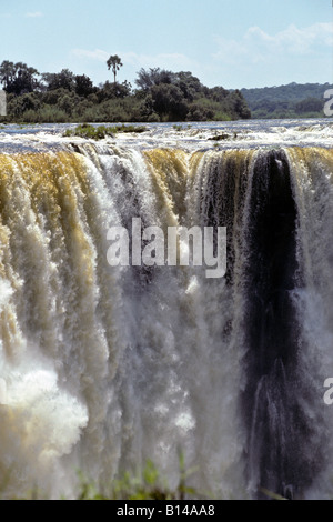 Fiume Zambesi a Victoria Falls al confine tra Zambia e Zimbabwe Foto Stock