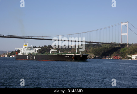 Geografia / viaggi, Turchia, Istanbul, ponti, Atatürk Bridge, finito 1939, sul Bosforo, freighter, , Additional-Rights-Clearance-Info-Not-Available Foto Stock