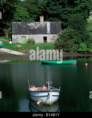 Il Derrynane, iveragh peninsula, nella contea di anello di Kerry, barche riflessa nelle acque ancora di un occidente dell'Irlanda al riparo di ingresso del mare Foto Stock