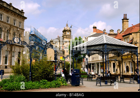 Luogo di mercato con la Pioneer edificio al di là di Dewsbury Foto Stock