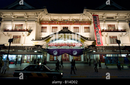 Vista notturna di illuminata Kubukiza teatro in Ginza Tokyo dove Kabuki tradizionale svolge sono eseguite , Giappone Foto Stock