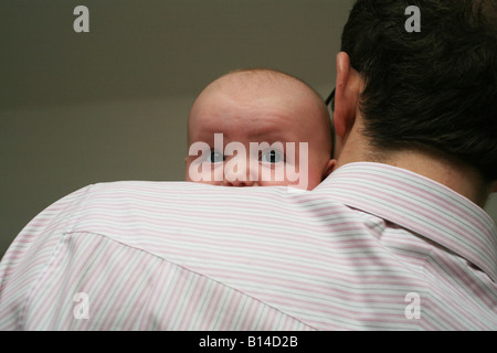 Nuovo padre calmante baby Foto Stock