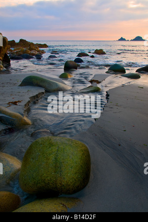 Serata a Nanven Porth Beach in Cornovaglia. Foto Stock