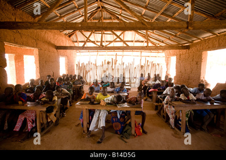 I bambini frequentano classe al Kabiline ho la scuola elementare nel villaggio di Kabiline Senegal mercoledì 13 giugno 2007 Foto Stock