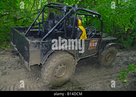 Land Rover basato off-road racer che si fanno concorrenza a livello nazionale ALRC 2008 prova CCVT durante molto cattivo tempo. Foto Stock