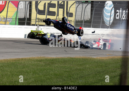 IRL IndyCar Series Milwaukee Mile 2008 Vitor Meira airborne dopo la sorprendente Marco Andretti, Ryan Brisco strettamente evade per una vittoria Foto Stock