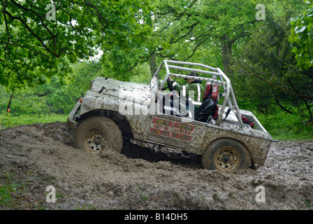 Land Rover Serie basata su off-road racer che si fanno concorrenza a livello nazionale ALRC 2008 prova CCVT durante molto cattivo tempo. Foto Stock