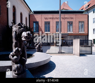 Prag, Karlsuniversität, Innenhof des Rektorats, Brunnen von Jaroslav Fragner 1963-1968 Foto Stock