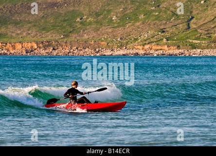 Navigare in kayak a Sennen in Cornovaglia. Foto Stock