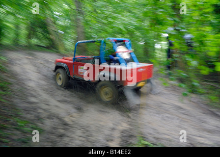 Land Rover Serie basata su off-road racer che si fanno concorrenza a livello nazionale ALRC 2008 prova CCVT durante molto cattivo tempo. Foto Stock