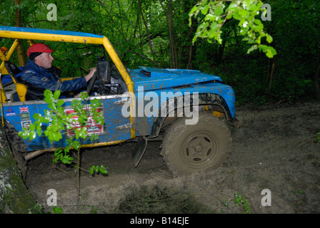 Land Rover basato off-road racer che si fanno concorrenza a livello nazionale ALRC 2008 prova CCVT durante molto cattivo tempo. Foto Stock