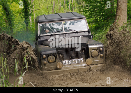 La serie 3 Land Rover a competere in ALRC NAZIONALE RTV 2008 Trial e la guida attraverso la foresta allagata strada dopo una pioggia torrenziale. Foto Stock