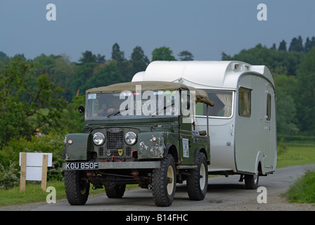 Land Rover Serie 1 basato su off-road racer di traino di un caravon alla Nazionale ALRC 2008. Foto Stock