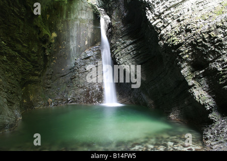 Slap cascata Kozjak, un tributory della Soca River, vicino a Kobarid, Slovenia. Foto Stock