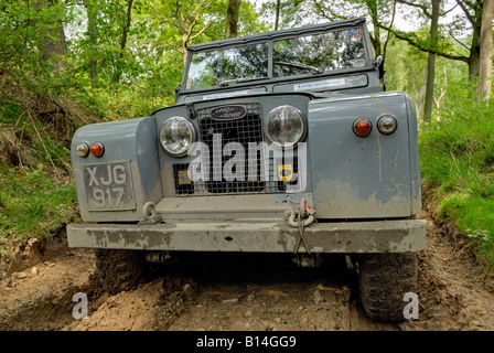 Serie grigia 2 Land Rover che partecipano al ALRC NAZIONALE RTV 2008 Trial. Foto Stock