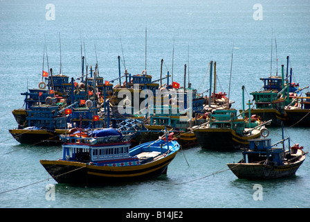 Il distintivo blu del Mui Ne barche da pesca su un mare calmo come essi giacciono inutilizzati durante il Tet, Vietnamita Anno Nuovo Foto Stock