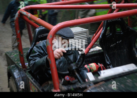 Land Rover basato off-road racer che si fanno concorrenza a livello nazionale ALRC 2008 prova CCVT durante molto cattivo tempo. Foto Stock