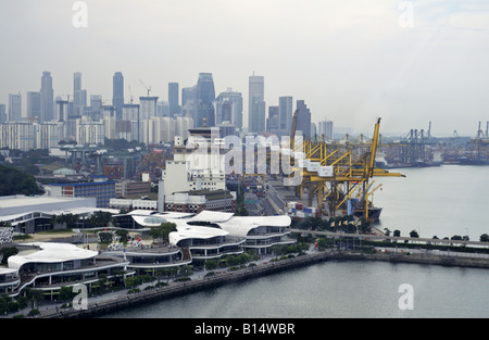 Porto di Singapore con vivo City Mall in primo piano city skline in background e Keppel terminale sulla destra. Foto Stock