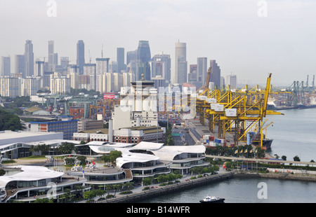 Porto di Singapore con vivo City Mall in primo piano dello skyline della città in background e Keppel terminale sulla destra. Foto Stock