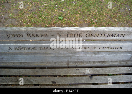 Iscrizione sul memorial panca su barnes verde, a sud-ovest di Londra - Inghilterra Foto Stock