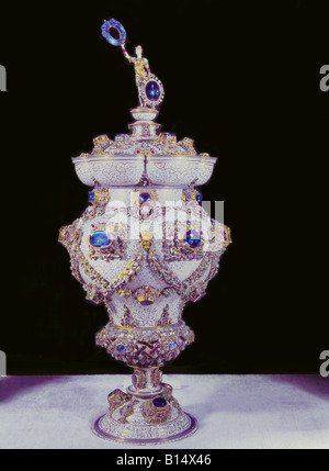 Belle arti, abbeveratoio, coperto cup, da Hans Reimer (1555 - 1604), Monaco di Baviera, Germania, 1563, 48,6 cm x 17,2 cm, oro, smalto, zaffiri, residenza di Monaco di Baviera, tesoreria, artista del diritto d'autore non deve essere cancellata Foto Stock