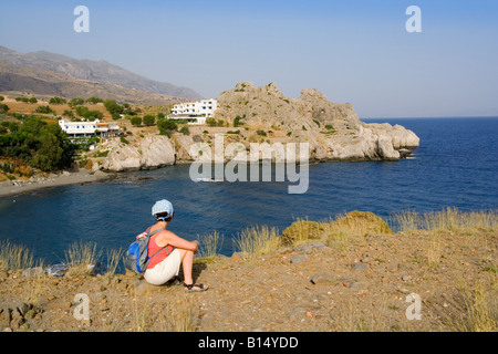 Tourist ammira la vista a Agios Pavlos Bay, nel sud di Creta, Grecia Foto Stock