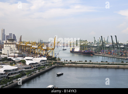 Porto di Singapore con vivo City Mall sulla sinistra Keppel terminal in centro e Barni terminali sulla destra. Foto Stock