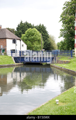 ALDERMASTON SOLLEVAMENTO ALDERMARSTON BRIDGE WHARF Kennet and Avon CANAL, Reading, Berkshire, Inghilterra Foto Stock