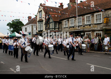 Marching Band Vectis Corps dei tamburi di eseguire durante la Festa del Mare a Yarmouth Isola di Wight in Inghilterra Foto Stock
