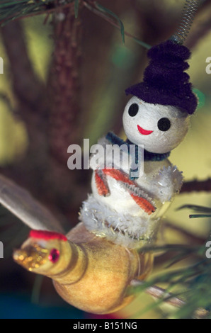 Un vecchio e fragile Decorazione per albero di Natale dal 1960' s - Il pupazzo di neve su una cicogna Foto Stock