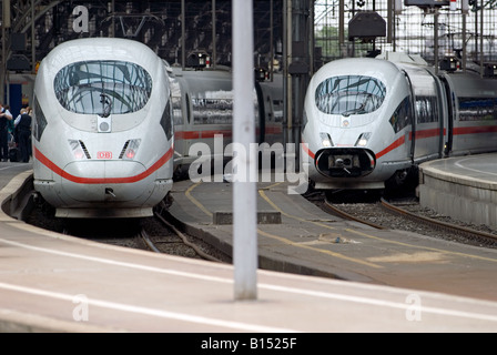 Tedesco ferroviaria ad Alta Velocità i treni express (ICE), Colonia Stazione Centrale della Renania settentrionale-Vestfalia (Germania). Foto Stock