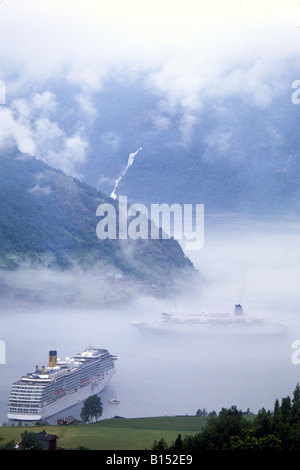 Incrociatori nella nebbia di Geirangerfjord in Norvegia Foto Stock