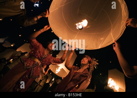 Yi Peng festeggiamenti - San Sai, Chiang Mai provincia, Thailandia Foto Stock