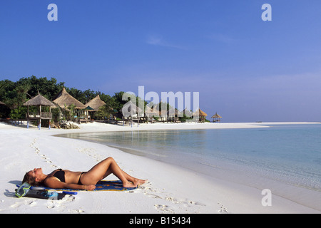 Donna di relax presso il Banyan Tree Resort sull'isola Vabbinfaru Maldive Foto Stock