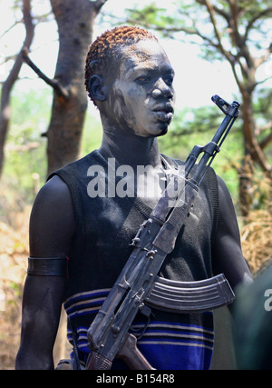 " Prezzo di indipendenza" - una giovane Dinka uomo in un accampamento di bestiame nei pressi di Akot, sud Sudan, mantiene il suo AK-47 vicino. Foto Stock