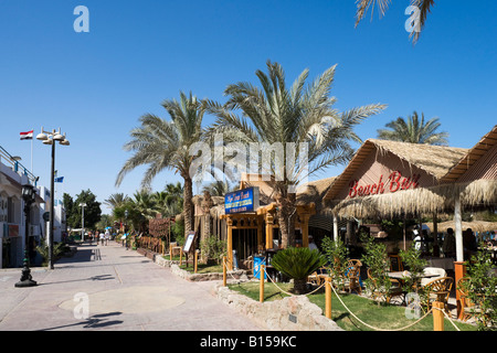 Bar e ristoranti lungo la Corniche, Naama Bay Beach Sharm el-Sheikh, costa del Mar Rosso e Sinai del Sud, Egitto Foto Stock