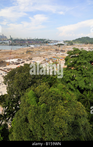 Vista aerea del sito di costruzione per Resorts World at Sentosa Singapore con brani il terminale nel lontano Foto Stock