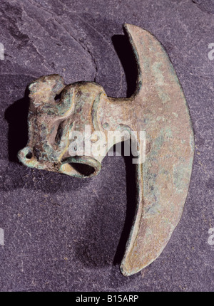 Belle arti, mondo antico, Lorestan, scultura, ascia di guerra con il gatto selvatico di bronzo, 8th/VII secolo a.c. Jagdmuseum, Monaco di Baviera, , artista del diritto d'autore non deve essere cancellata Foto Stock